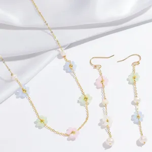 Set collana e orecchini con perle d'acqua dolce e fiori colorati placcati in oro