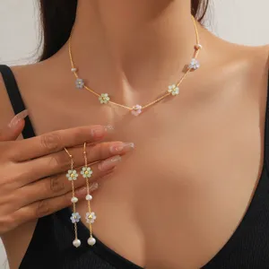 Elegante set di collana con perle di fiori e orecchini nappa, gioielli moda dolce per donne.