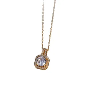 Collier pendentif zircon carré pour femme, élégant bijou de chaîne géométrique doré.