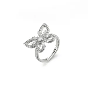Gros plan détaillé d'une bague ouverte papillon ton argent incrustée de pierres de zircon.