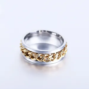 Gros plan détaillé de la bague chaîne rotative élégante avec finition or et argent bicolore.