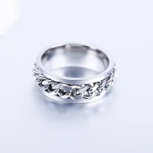 Detail de bague chaine tournante en acier inoxydable, design cool moderne, finition metallique lisse.