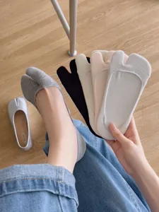 Cotton split toe low cut invisible socks detail, multi-color summer foot wear display.