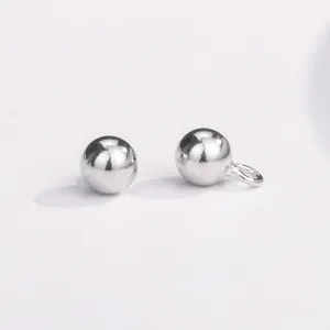 Détail de perle d'accessoire de bijoux DIY argenté, design de forme sphérique lisse.