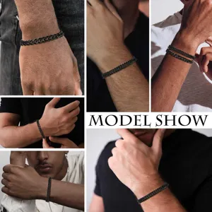 Vue de détail du bracelet gourmette cubain en acier inoxydable noir et porté.