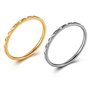Anello sottile testurizzato minimalista fascia metallica impilabile gioiello dettaglio