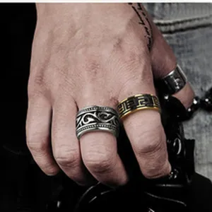 Titanium staal retro ring gedetailleerd weergave met vintage gegraveerde patronen.