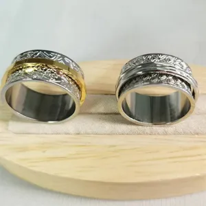 Anillo antiestrés de acero titanio con motivo floral, vista detallada del diseño en relieve.