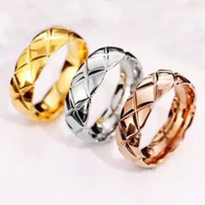 Set van roestvrijstalen diamanten gewatteerde patroonringen in drie kleuren, elegante sieraden.