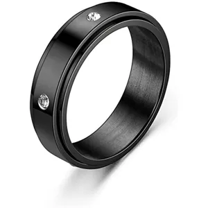 Detailopname van een zwarte roestvrijstalen spinnerring met glanzende zirkoniasteentjes.