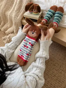 Dettaglio calzini in peluche accoglienti, design orecchie di bassotto, calzini invernali da casa