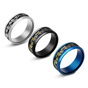Gedetailleerd overzicht met roterende drakenpatroon ringen van titaniumstaal in kleur.