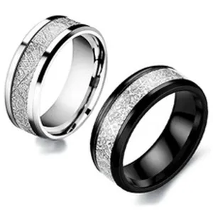 Eleganti anelli di coppia in acciaio inossidabile con texture, argento e nero chic.