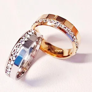 Anelli di coppia in acciaio inossidabile con cristalli, design metallico ed elegante.