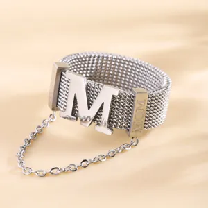 Zilveren mesh gevlochten ring met letter M hanger en ketting, stijlvolle damessieraad.