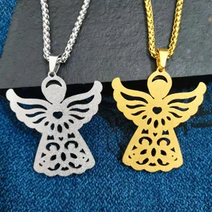 Vue détaillée du pendentif ange en acier inoxydable, design de collier exquis.