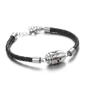 Roestvrijstalen etherische olie diffuser armband met zwart leer en hol bloemenhangerontwerp.