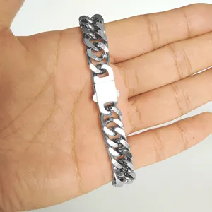 Gedetailleerd overzicht van heren roestvrijstalen schakelarmband, duurzame metalen ketting sluiting.