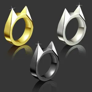 Gedetailleerd overzicht van modieuze roestvrijstalen kattenoor ringen in goud, zilver, zwart.