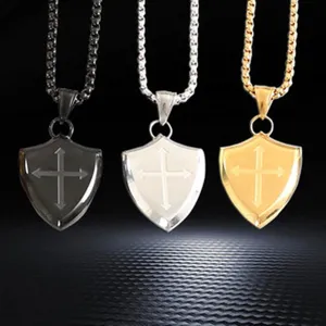 Pendentif collier bouclier croix flèche en acier inoxydable vue détaillée en trois couleurs.