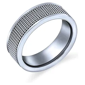 Primo piano dell'anello in rete di acciaio inossidabile, che mostra la trama intrecciata dettagliata.