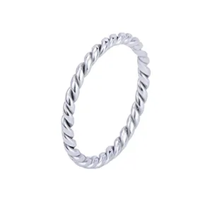 Minimalistische roestvrijstalen getwiste ring voor dames, elegante gevlochten stijl.
