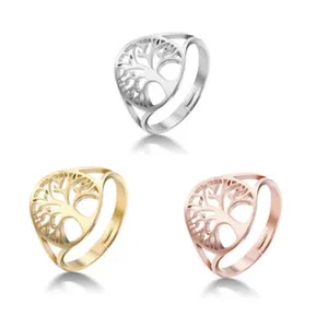 Roestvrijstalen levensboom ring detailweergave, met zilveren, gouden en roségouden opties.