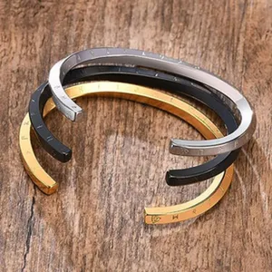 Ensemble de bracelets manchette en acier, runes gravées style viking pour couple chic.