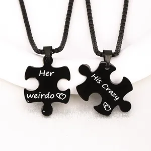 Vue détaillée du collier puzzle couple tendance en acier inoxydable, design noir chic.