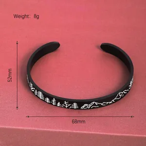 Pulsera brazalete de acero inoxidable con diseño de bosque de montaña, vista de detalle.