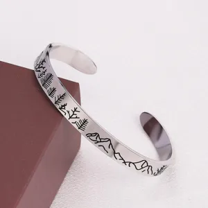 Brazalete rígido de acero inoxidable con grabado láser de diseño de montaña y bosque.