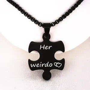Gros plan détail du collier pendentif puzzle en acier inoxydable noir avec gravure romantique.
