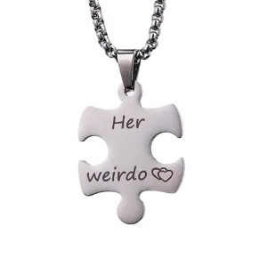 Gros plan détaillé d'un collier avec pendentif en forme de pièce de puzzle en acier inoxydable.