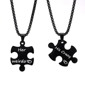 Détail de collier pendentif puzzle couple en acier inoxydable noir avec mots gravés amour.