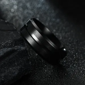 Zwarte roestvrijstalen spinner ring, gedetailleerd overzicht met de prachtige metalen textuur.