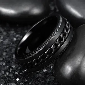 Zwarte titanium staal roterende ketting ring gedetailleerd uitzicht, stijlvolle heren sieraden.