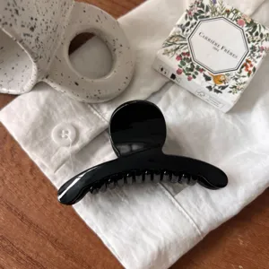 Pince à cheveux noire minimaliste accessoire élégant style français pour un usage quotidien.