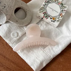 Pince à cheveux rose translucide, petit accessoire de coiffure français élégant pour tous les jours.