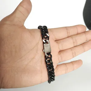 Close-up van heren zwarte titanium staal cuban link armband, duurzame metalen ketting.