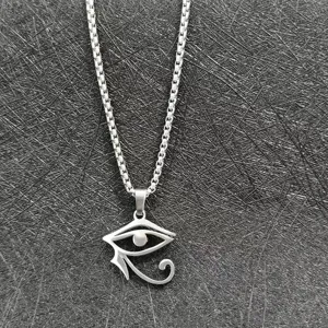 Collier pendentif Œil d'Horus en acier inoxydable vue détaillée, design classique.
