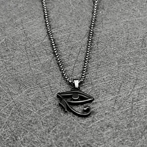 Vue détaillée du collier pendentif œil d'Horus en acier inoxydable avec l'œil providentiel.