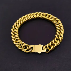 Gedetailleerd overzicht van gouden roestvrijstalen Cubaanse schakelarmband voor heren.