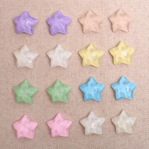 Breloques étoile résine transparente colorée pour détails de coques téléphone DIY.
