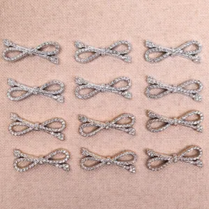 Vue detaillee de charms noeud en strass scintillants, accessoires pour pinces a cheveux DIY.