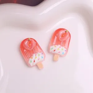Detailansicht von Erdbeer-Eiscreme-Harz-Anhänger, süßes DIY-Handyhüllen- und Haarspangen-Zubehör.