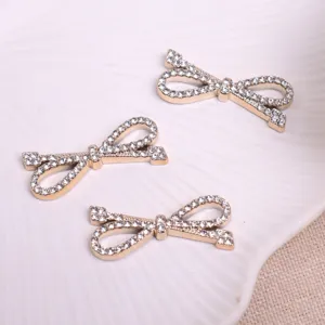 Gros plan détaillé de nœuds papillon strass brillants accessoires DIY, cristaux sur or.