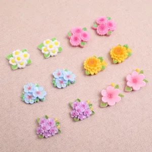 Vue detaillee de fleurs en resine colorees avec des feuilles vertes pour accessoires DIY.