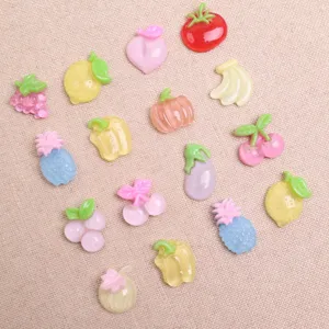 Primo piano di cabochon di frutta in resina trasparente colorata per lavori artigianali.