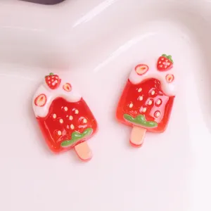 Nahaufnahme niedlicher Erdbeer-Eis-Harz-Charms als DIY-Bastelzubehör für kreative Projekte.