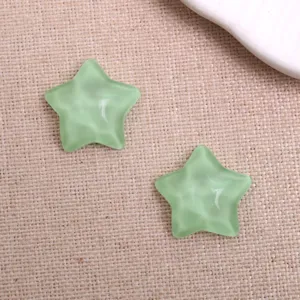 Cabochons en résine en forme d'étoile ondulée verte gros plan pour loisirs créatifs